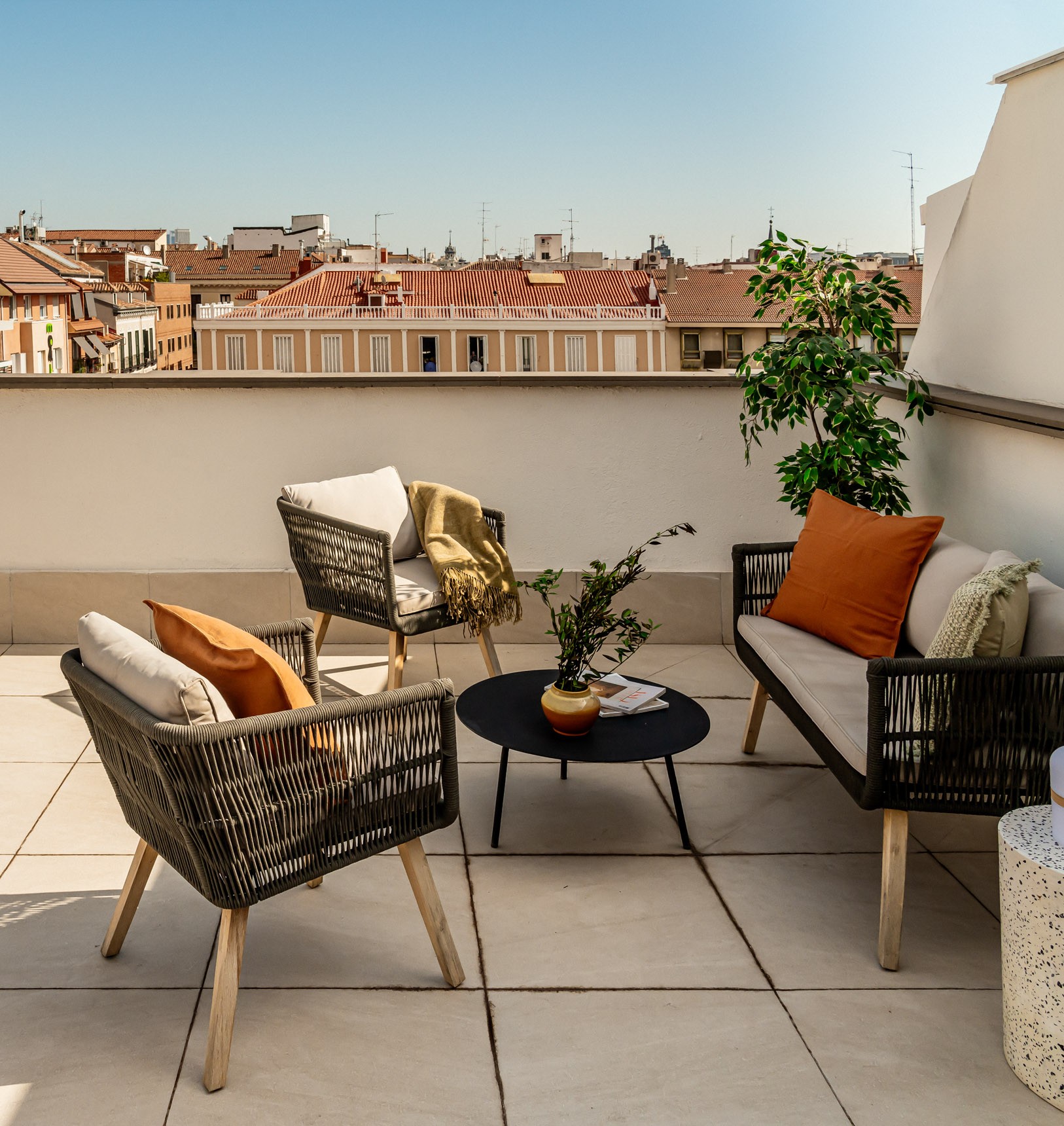 Maravilloso dúplex en alquiler, con 3 dormitorios y gran terraza en el céntrico barrio de Justicia