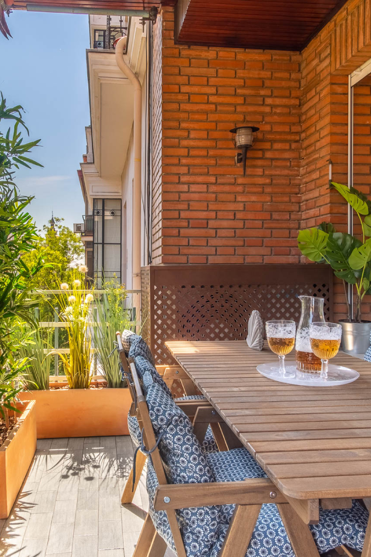 Vivienda señorial exterior con terraza