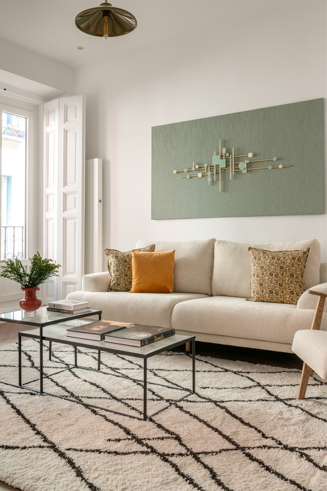 Apartamento exterior con balcón, completamente reformado, en el vibrante barrio de Malasaña 