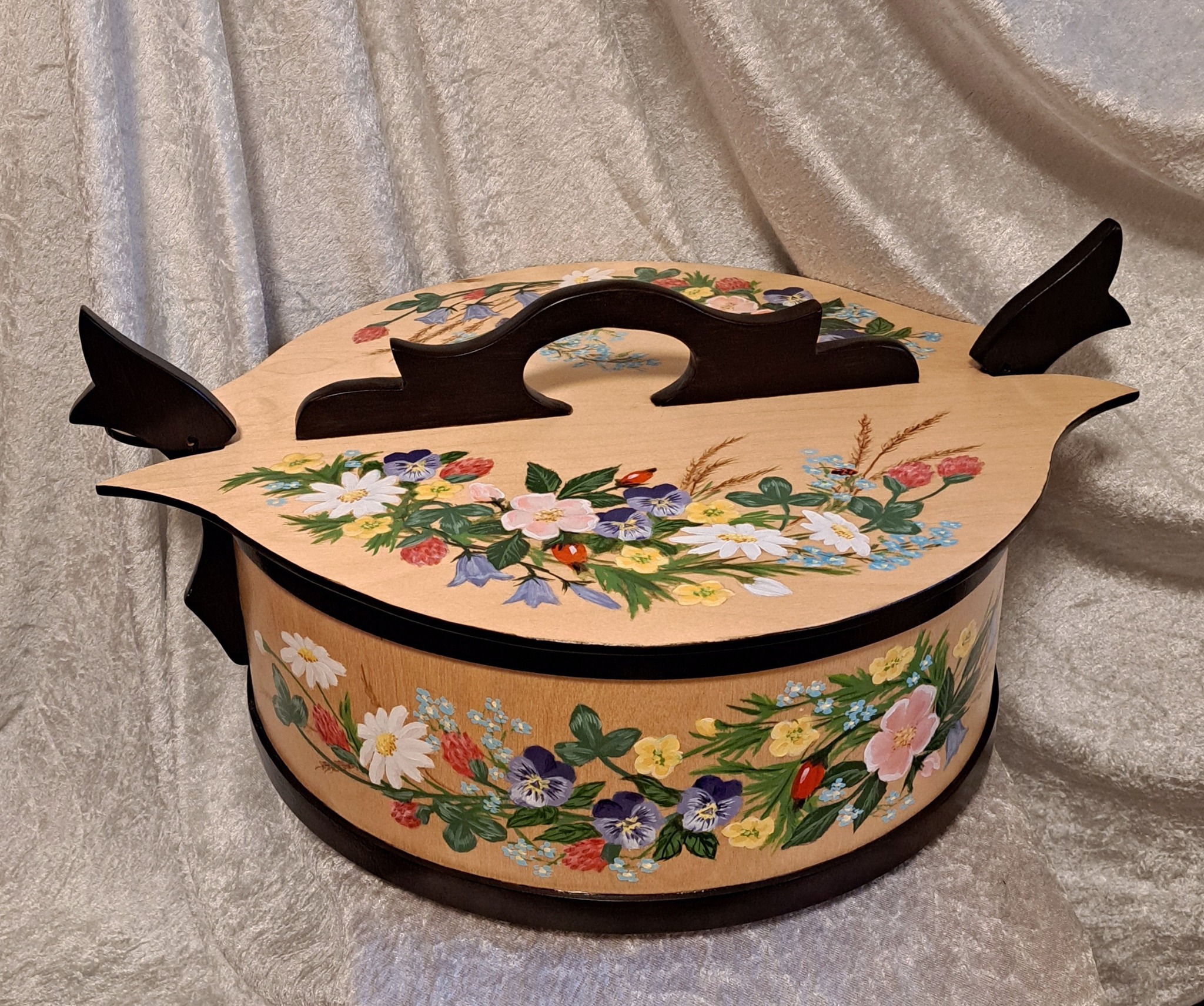 Kaketine med sommarblomster