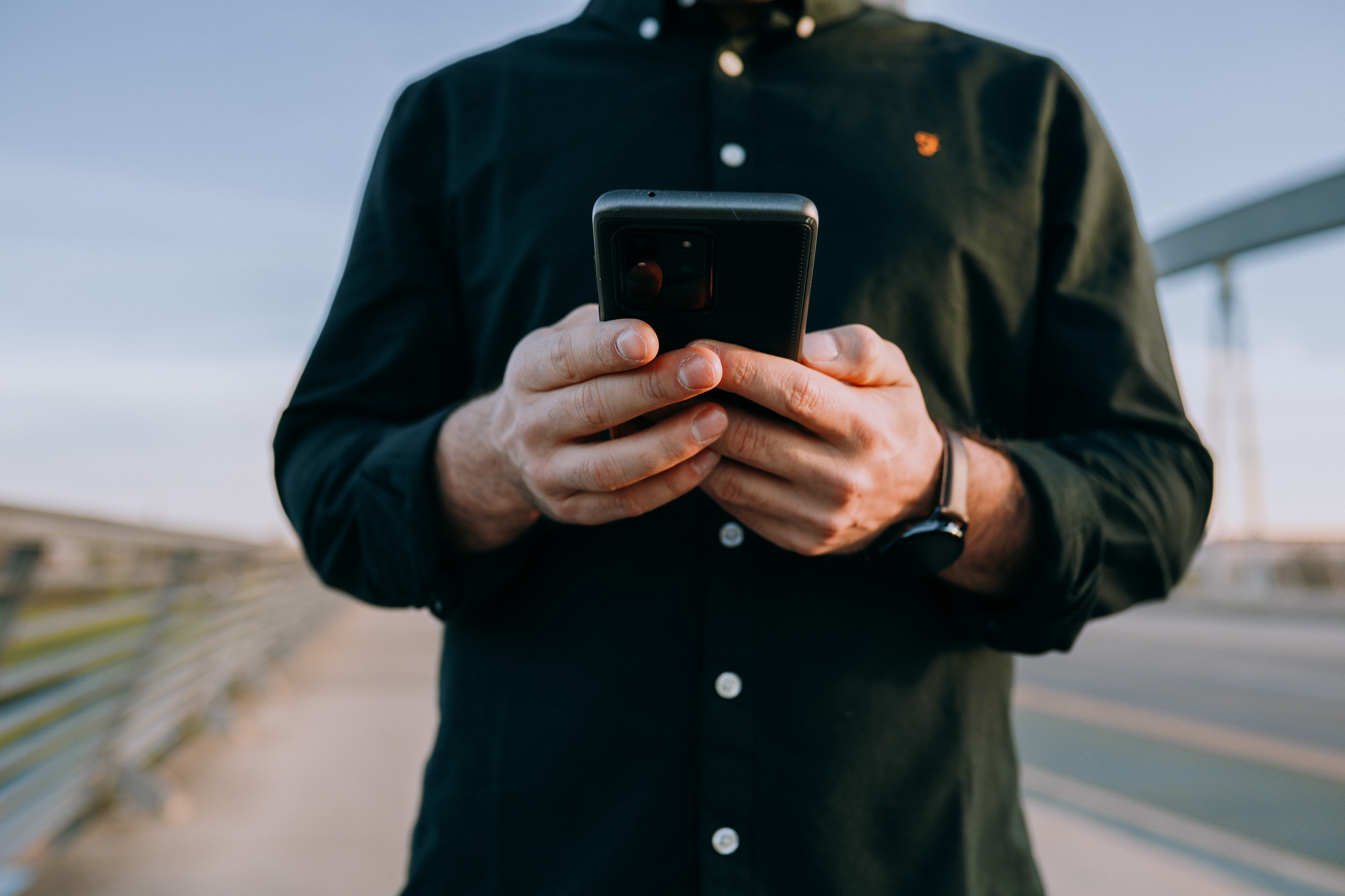 Smartphone in zwei Händen