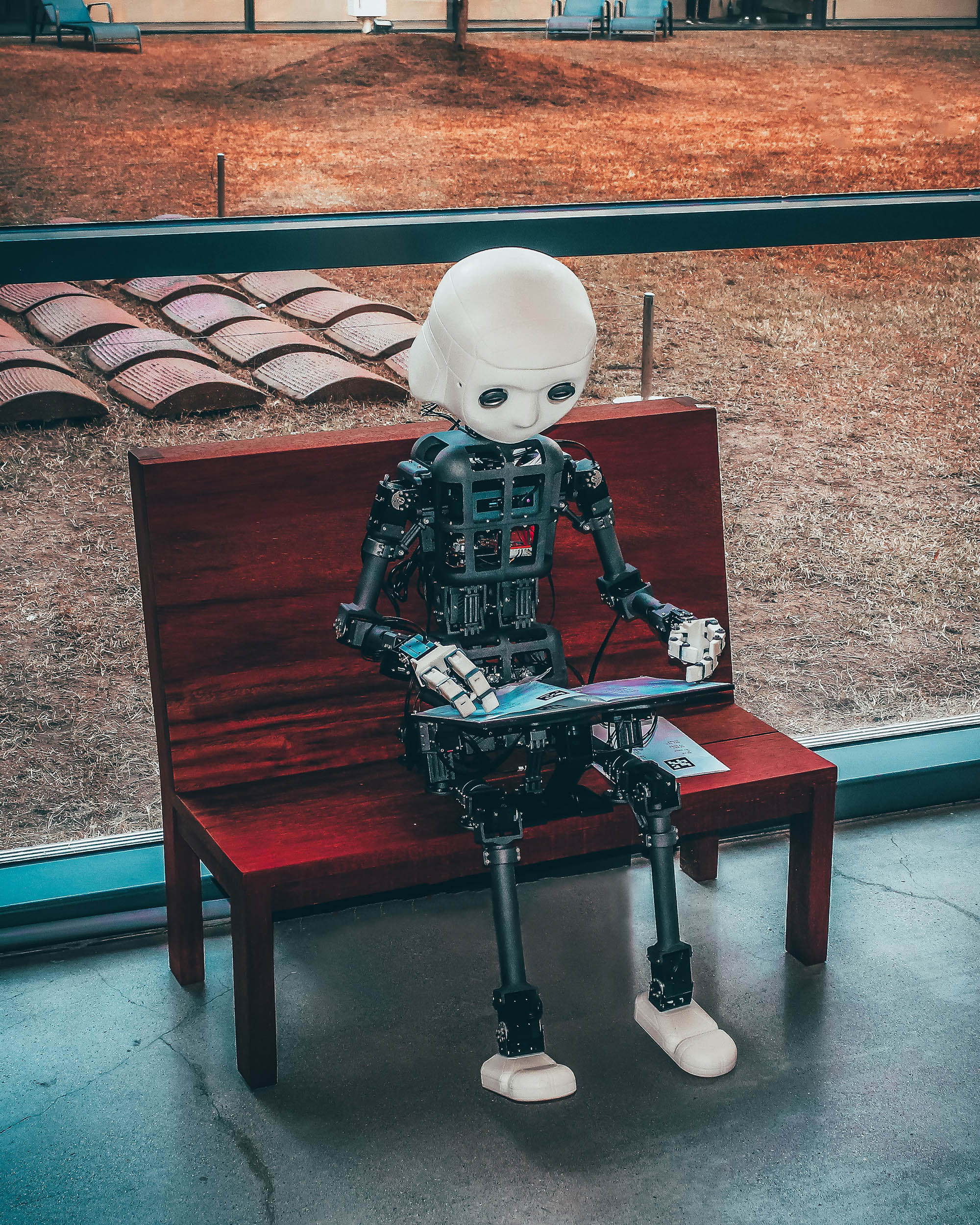 Roboter auf einer Bank