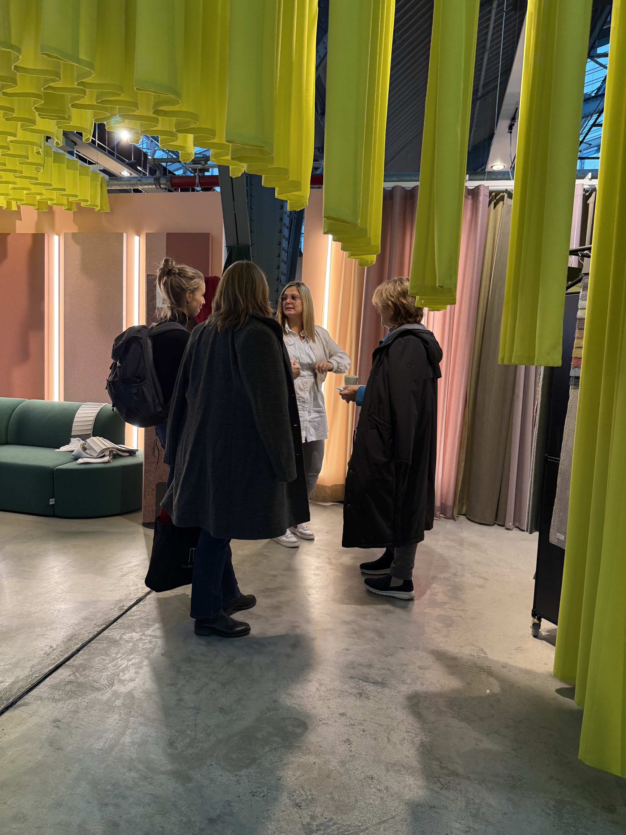 Austausch mit Kolleg*Innen: idd cologne 2025 bei der Design Post in Köln 