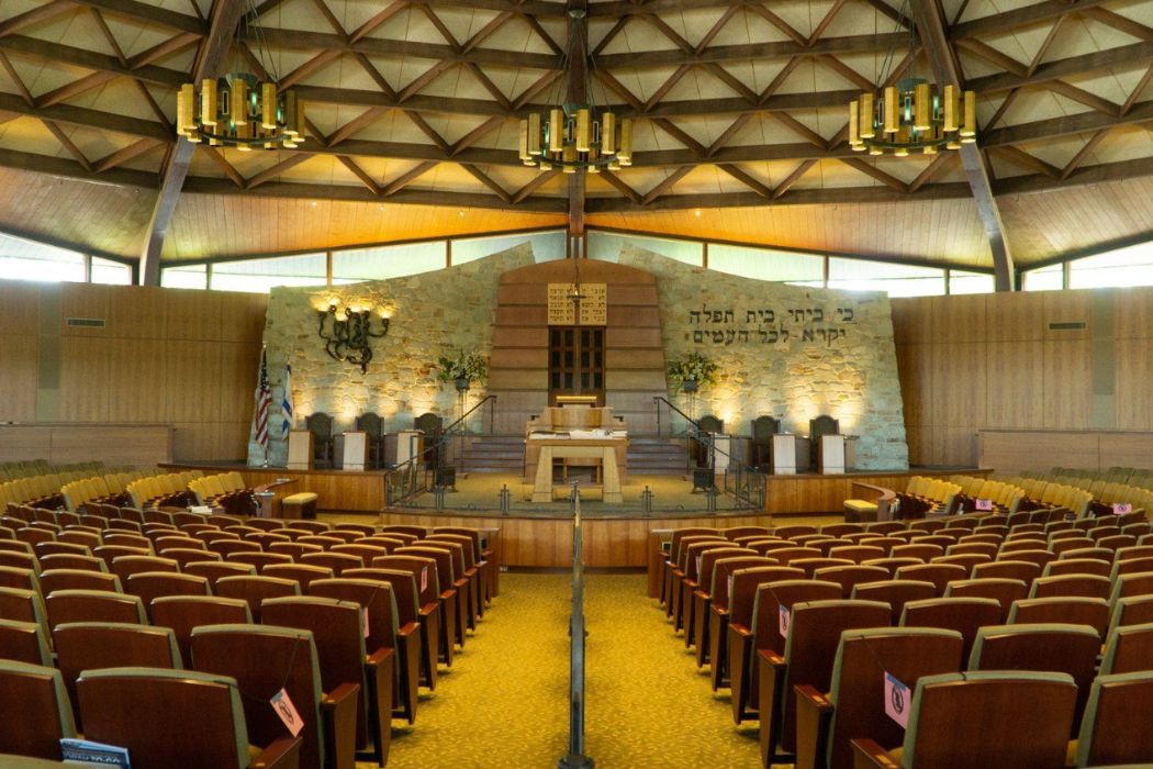 What Are Best Practices for Seating Layouts in a Synagogue to Balance Capacity, Sightlines, Denomination-Specific Needs, and ADA Accessibility?