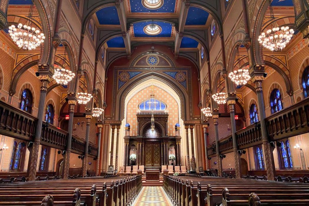 What Design Considerations Guide the Placement and Elevation of the Bimah in Different Jewish Traditions (Ashkenazi, Sephardi, Modern, Orthodox, Conservative, Reform)?