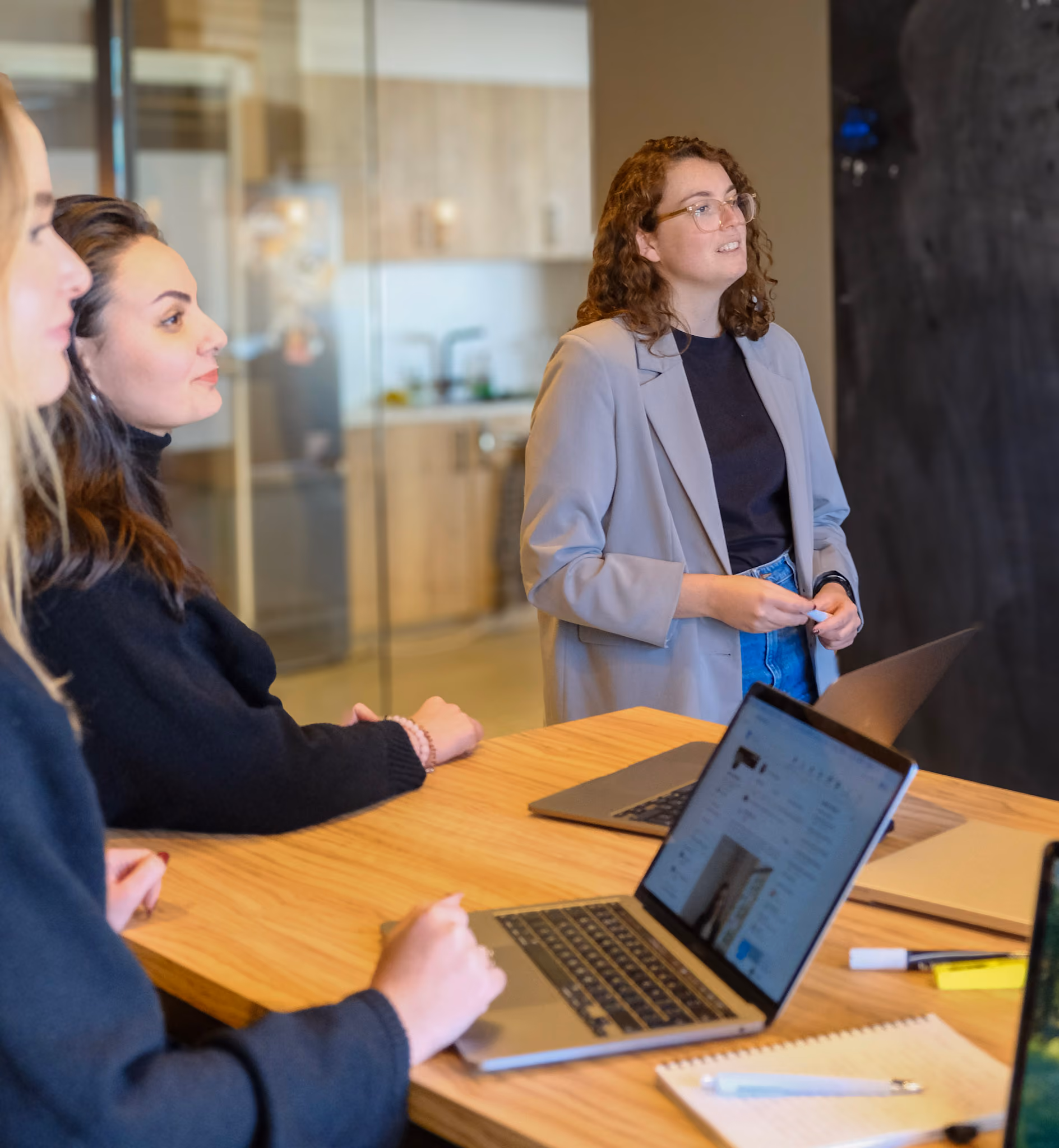 Mensen die een brainstormsessie in een ruimte hebben