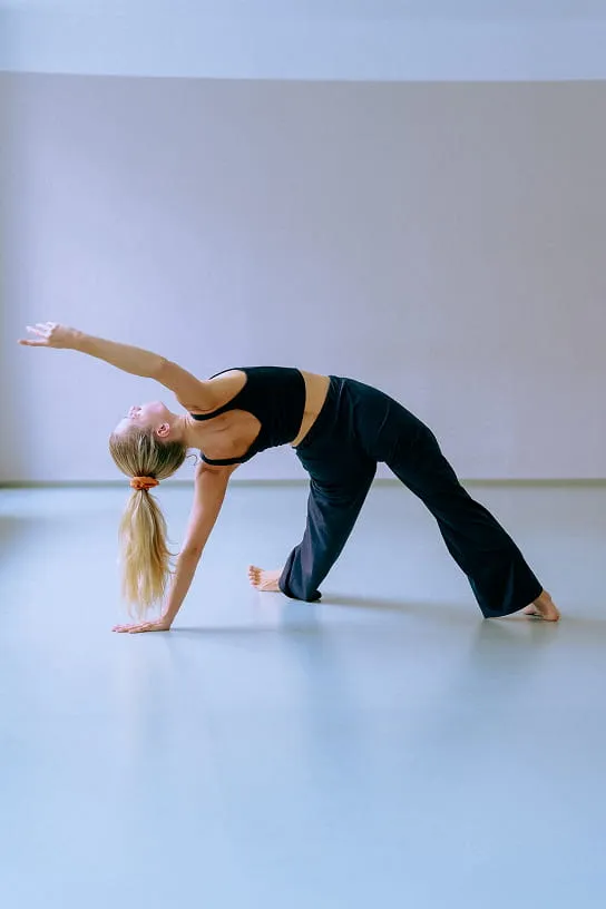 Žena cvičící jógu