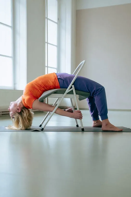 Žena cvičící jógu