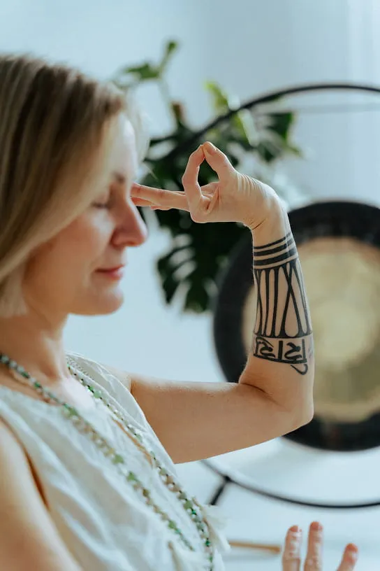 Žena cvičící jógu