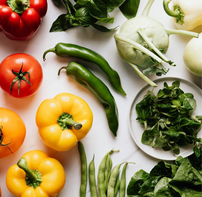 Légumes colorés sur table