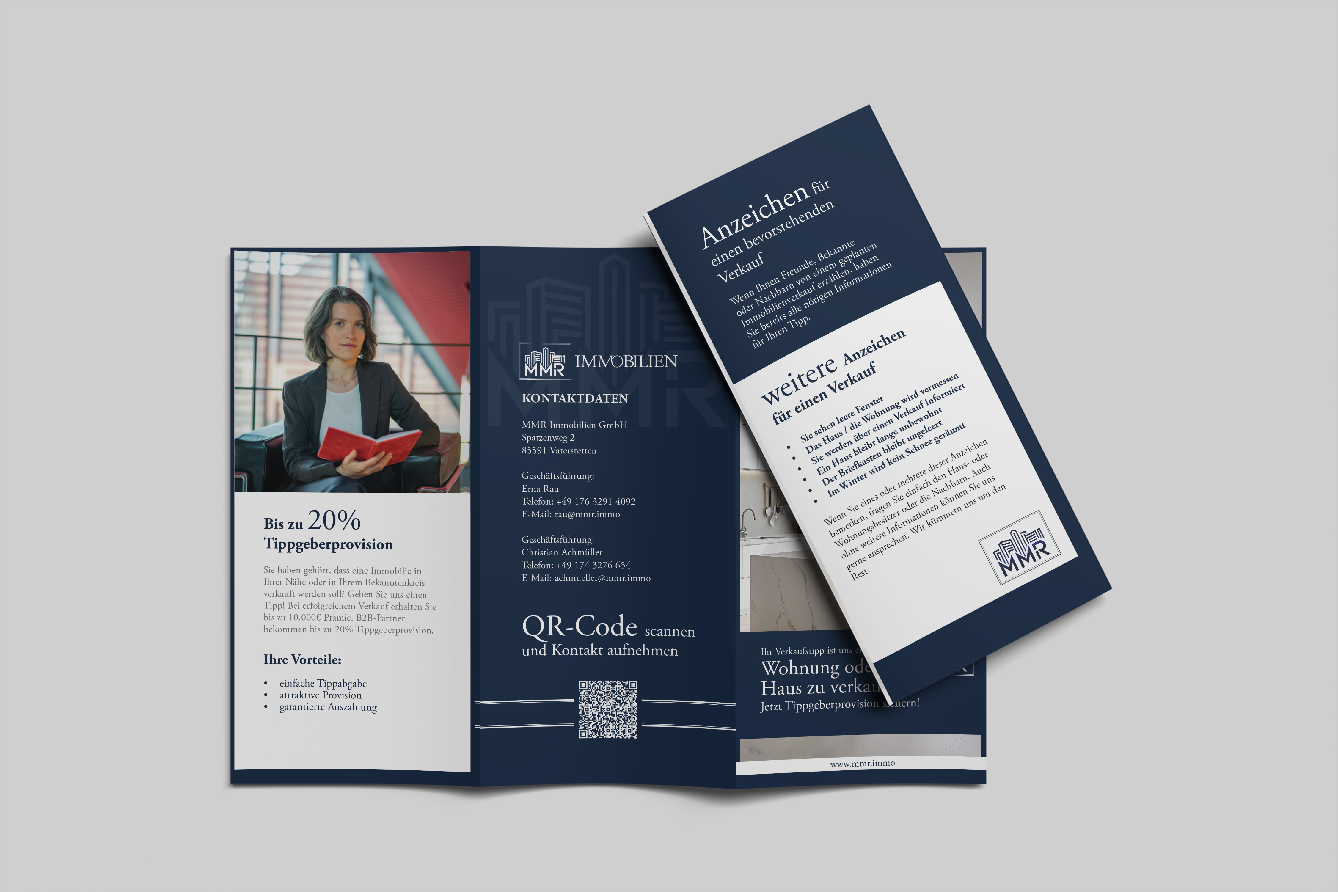 Aufgeklappter Flyer für MMR Immobilien mit Beraterin und Kontaktdaten