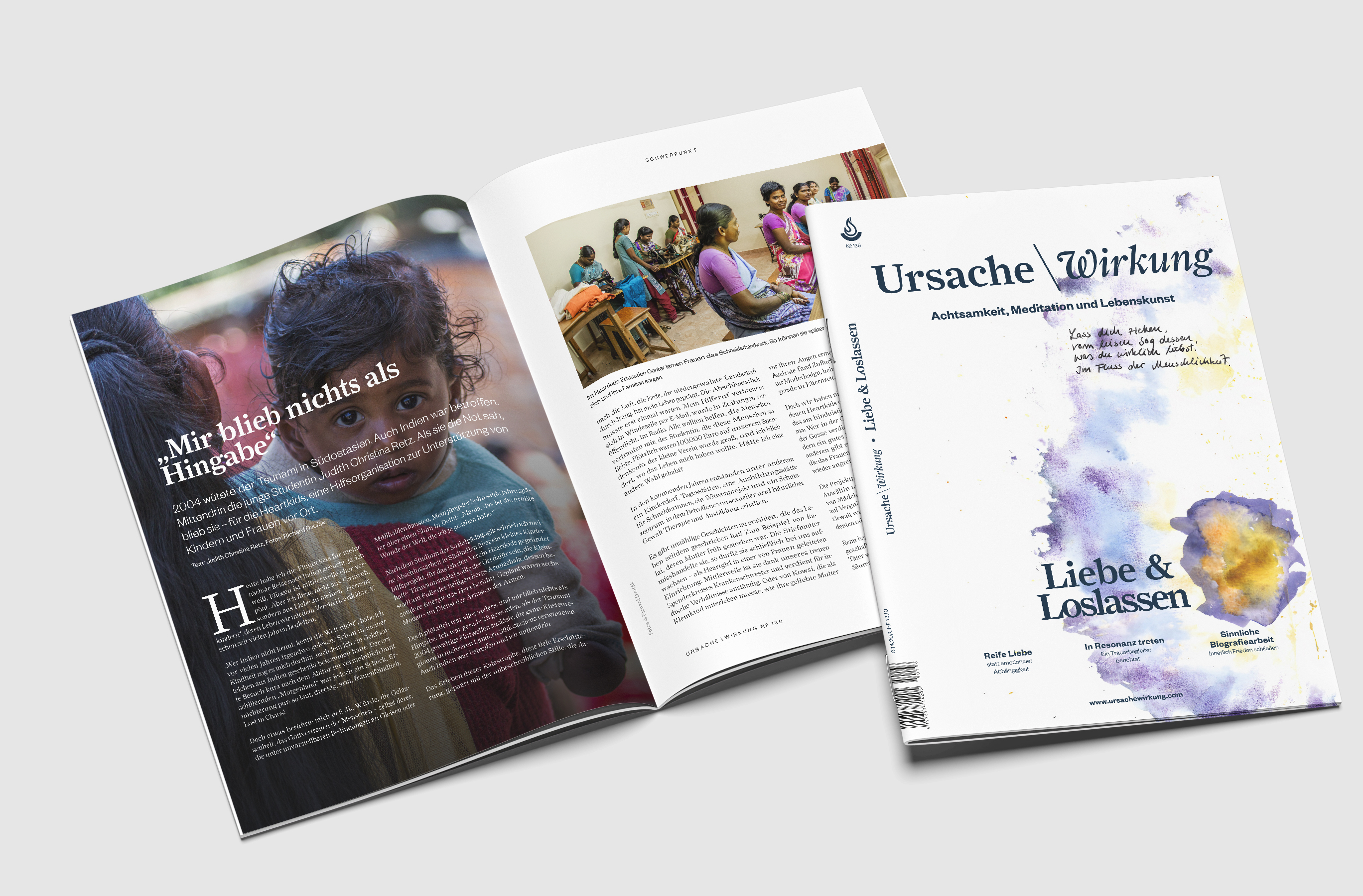 Aufgeschlagene Ausgaben des Magazins Ursache\Wirkung mit Titelseite und Innenseiten
