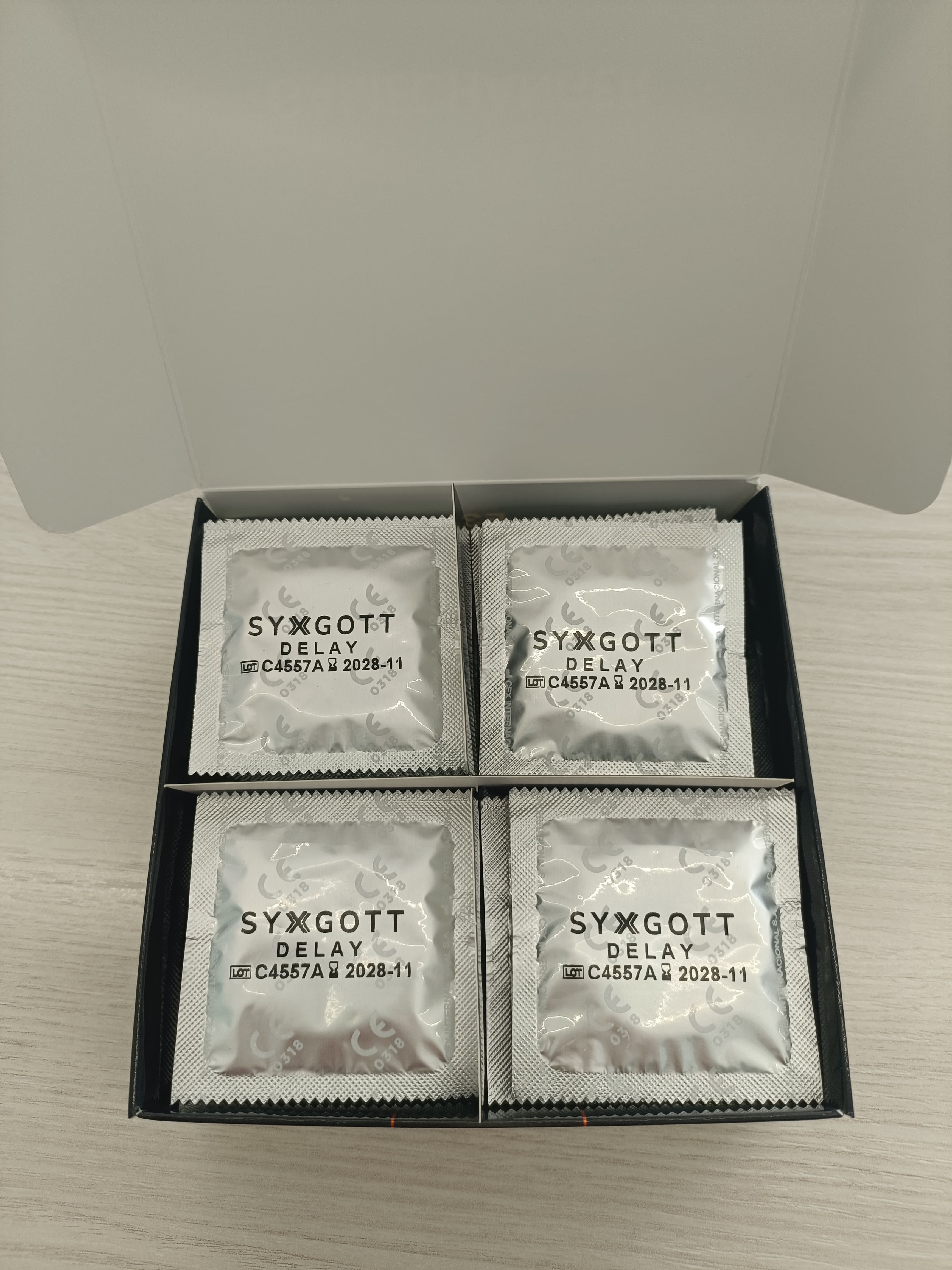 Geöffnete Verpackung von syxgott mit einzeln verpackten Produkten
