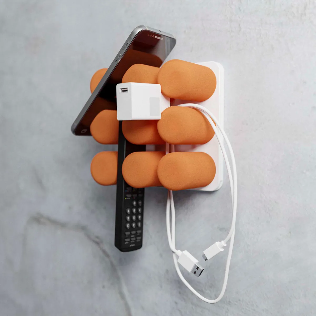 Pinnns Halterung in Orange mit Fernbedienung und Ladekabel