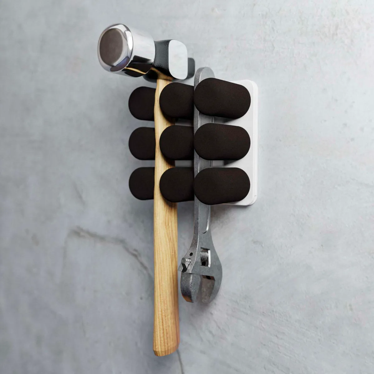 Pinnns Halterung in Schwarz mit Hammer und Zange an einer Wand
