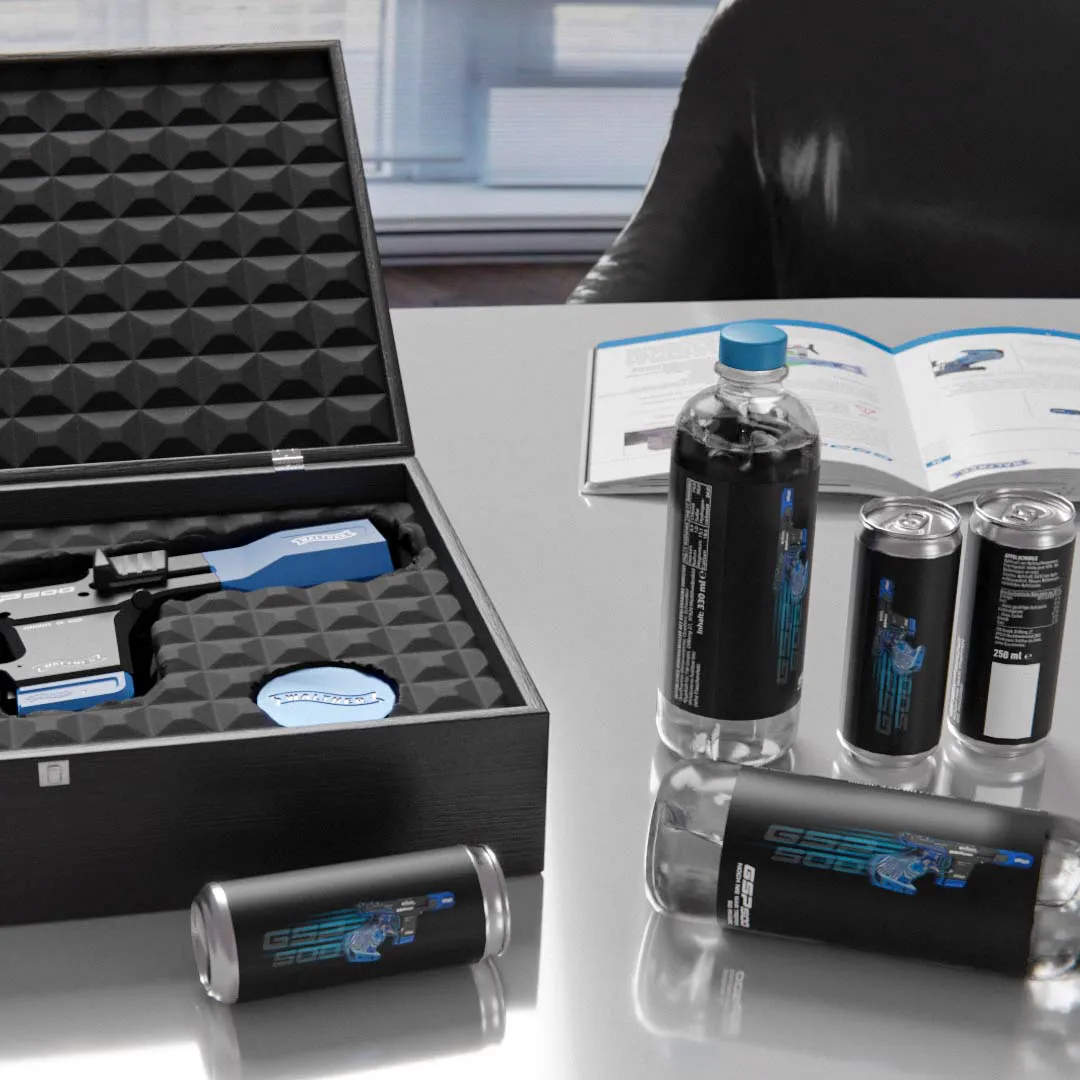 Produktrenderings des GSP500 Merchandise mit Transportkoffer, Dose und Flasche