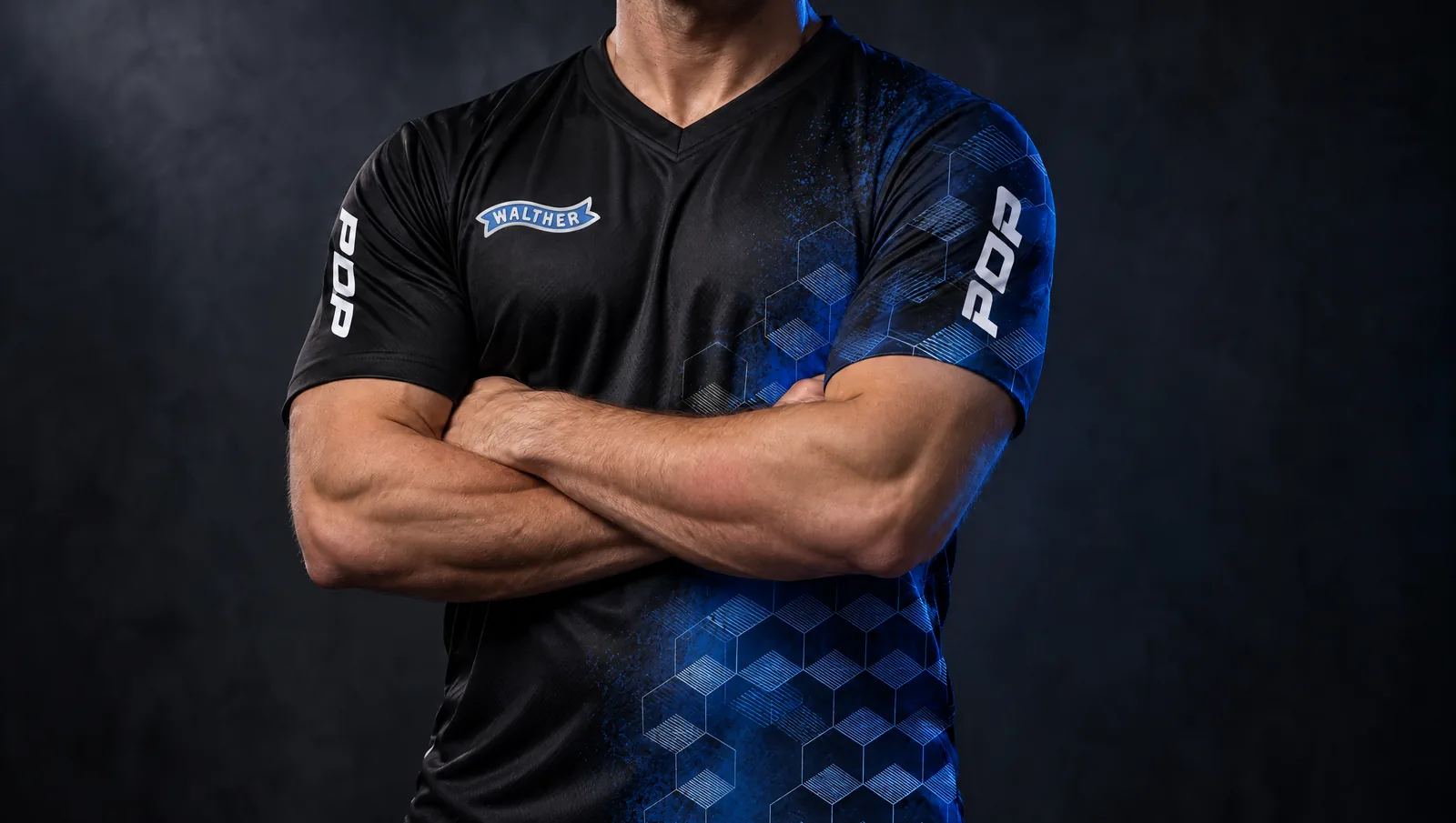 Schwarzes Teamshirt des PDP-Teams mit blauem Wabenmuster und Walther-Logo