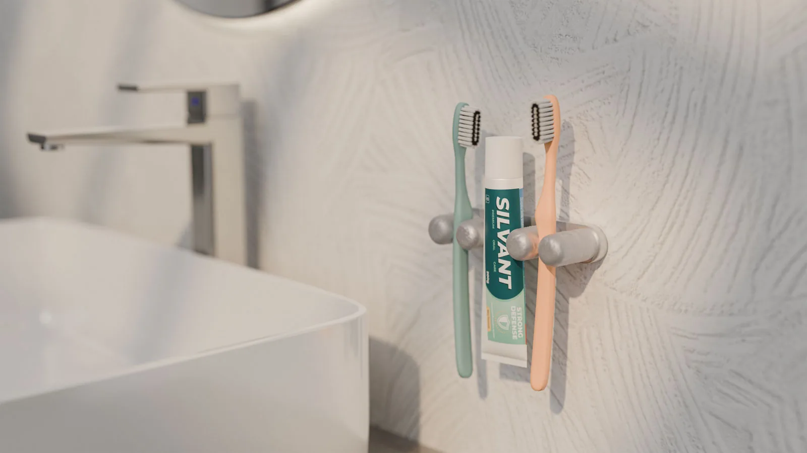 Badhalterung von Pinnns mit Zahnbürsten und Zahnpasta an der Wand neben dem Waschbecken in einem Hotelbad