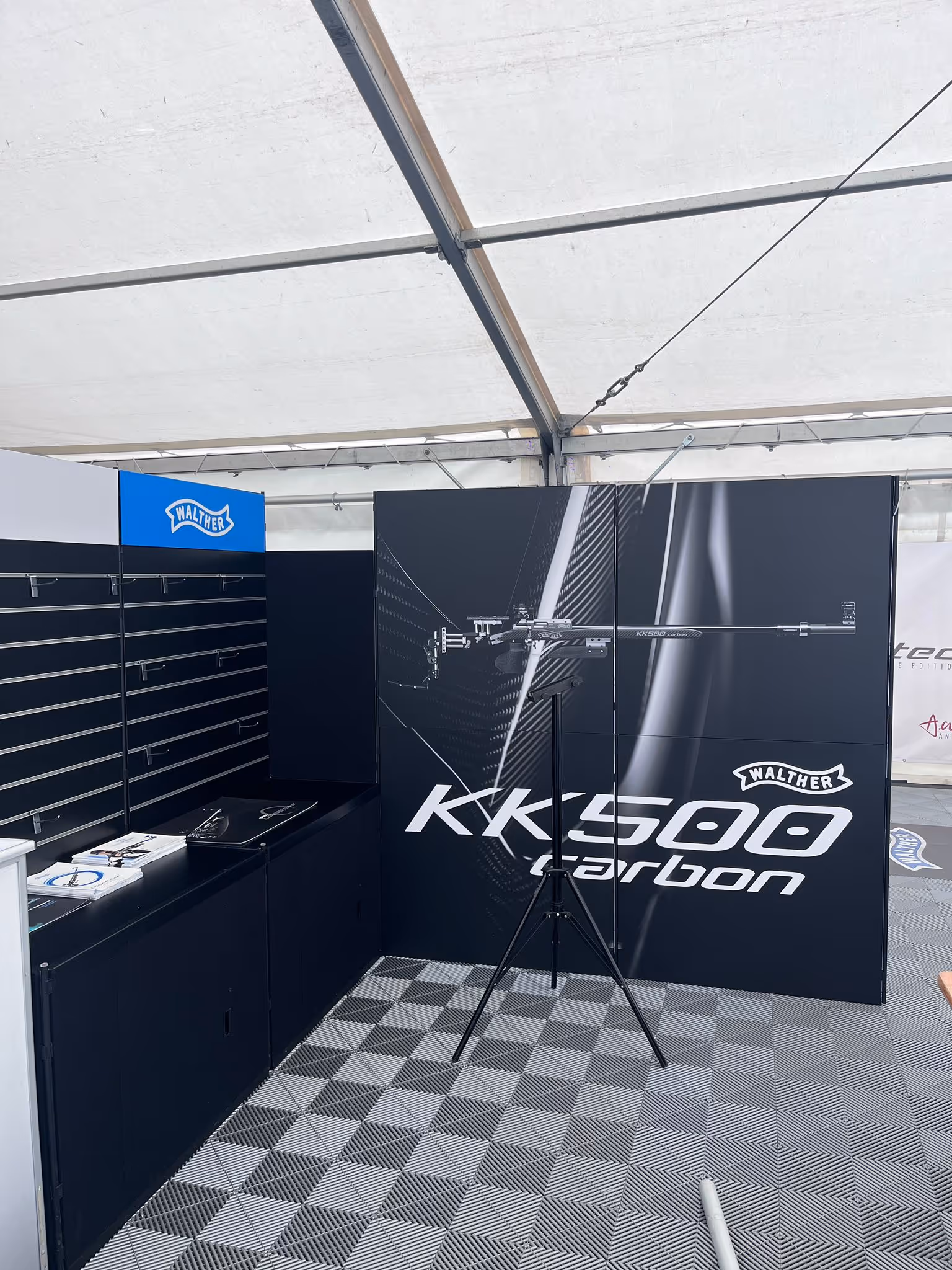 Messestand von Carl Walther mit beleuchteter Präsentationswand für das KK500 carbon