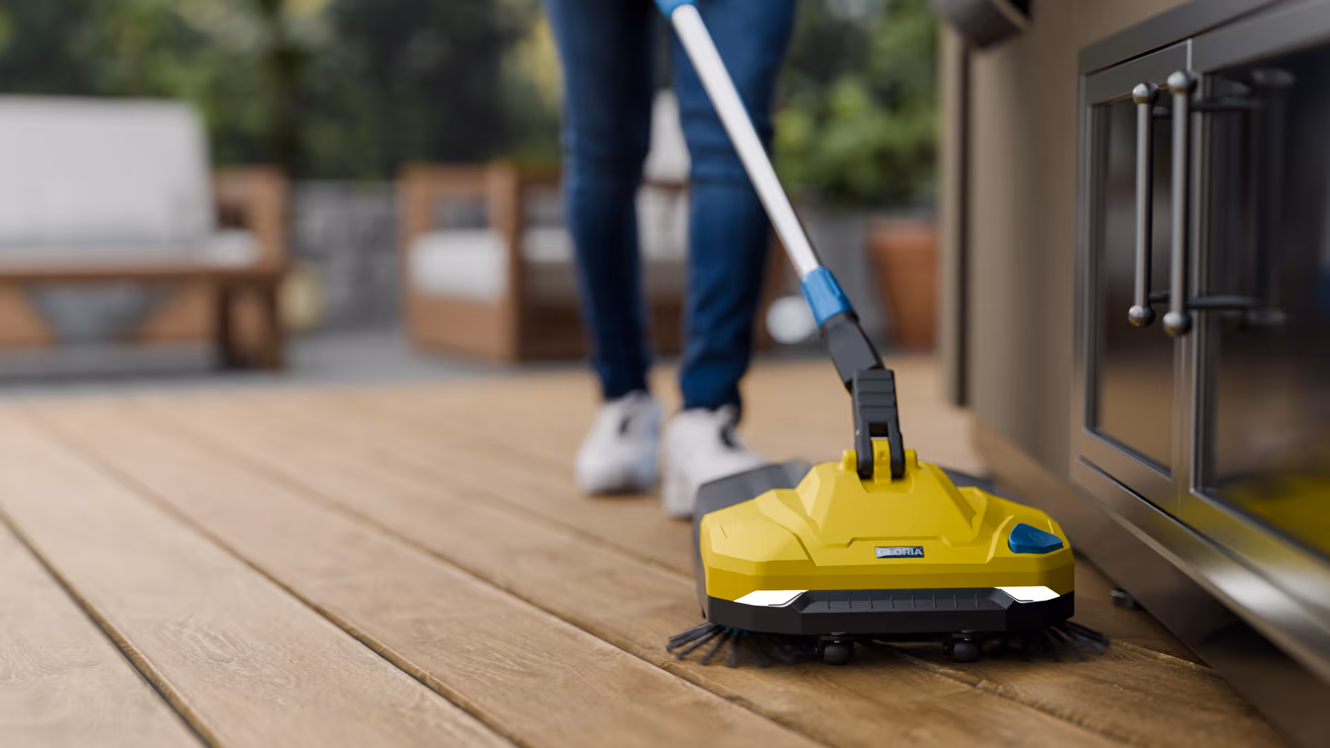 Gloria EasySweep im Einsatz auf einer Holzterrasse, Produktrendering