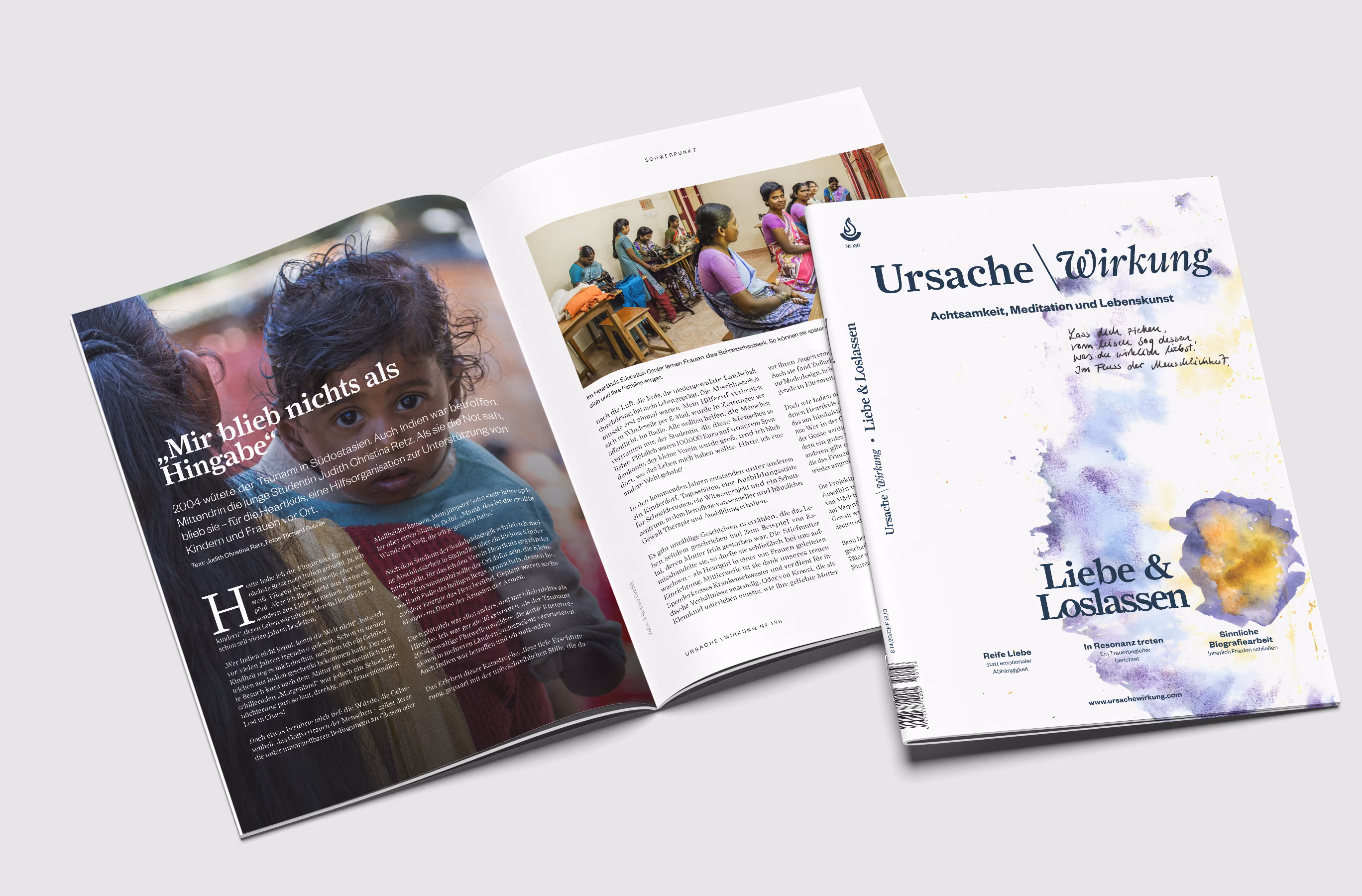 Aufgeschlagene Ausgaben des Magazins Ursache\Wirkung mit Titelseite und Innenseiten