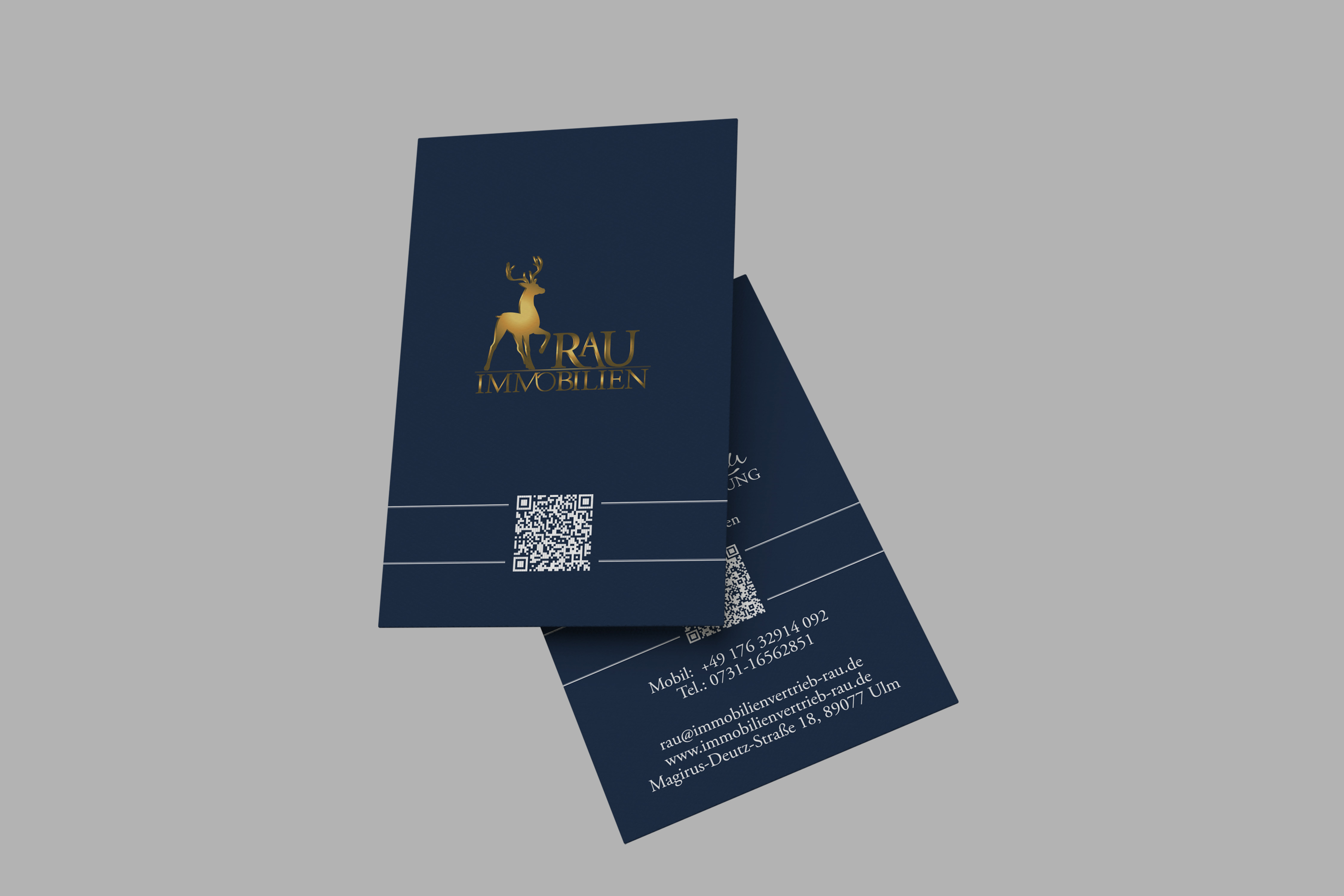 Visitenkarten für Rau Immobilien mit Hirschlogo in Gold