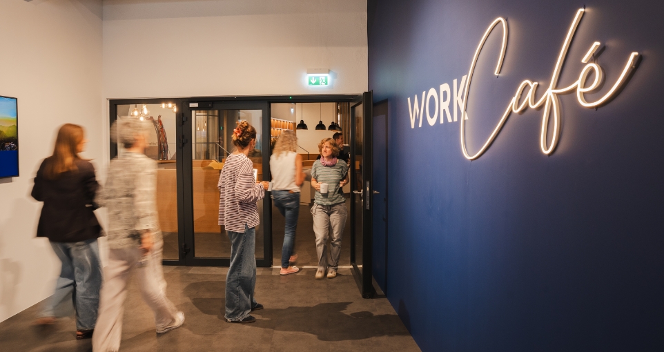 Besucher im Work-Café der OVB MEDIA City