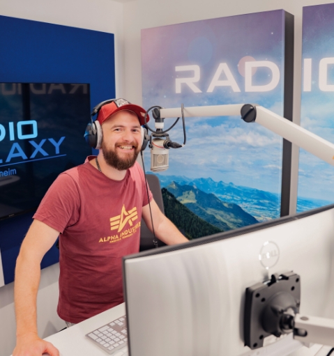 Moderator im Radiostudio