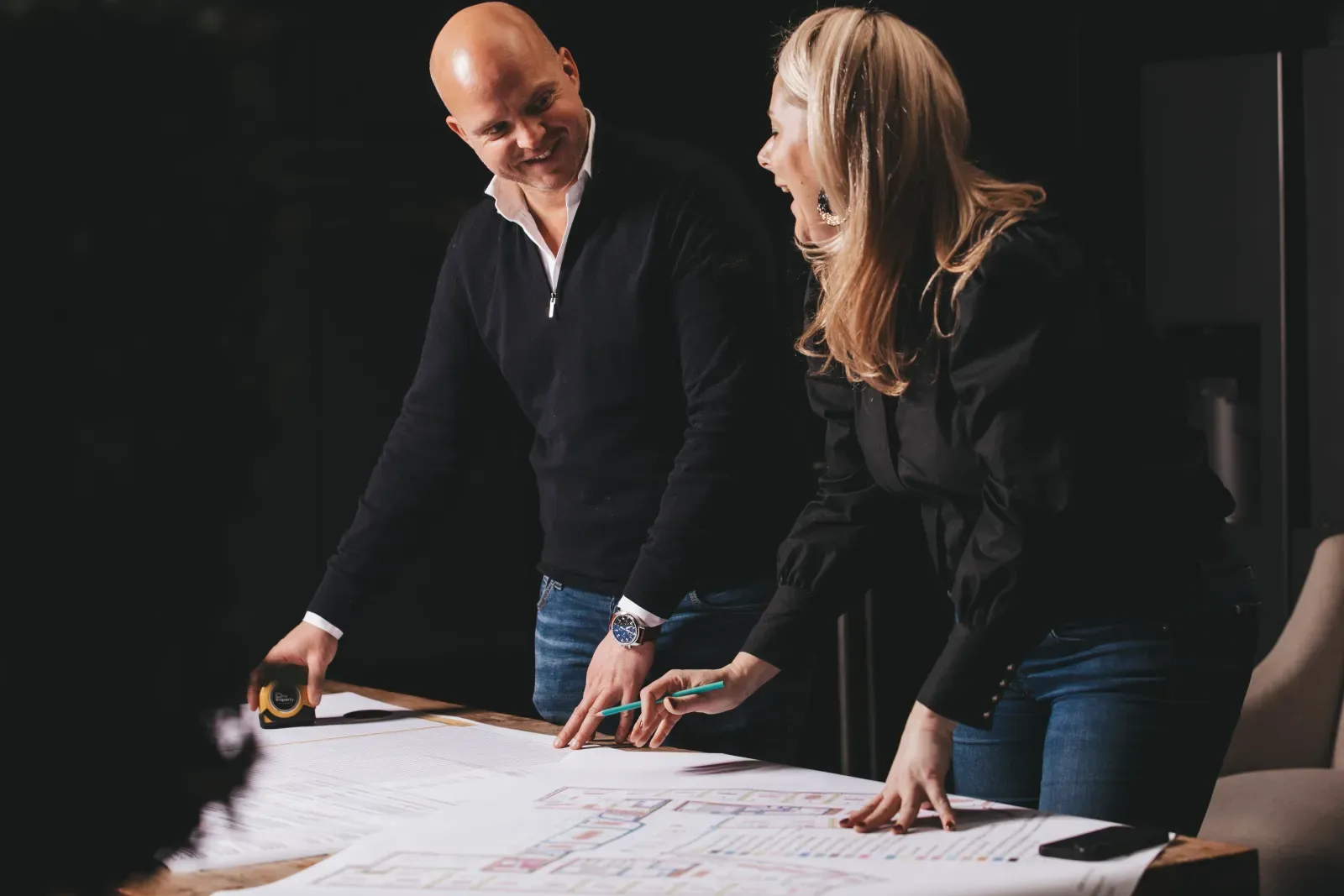 twee lachende werknemers