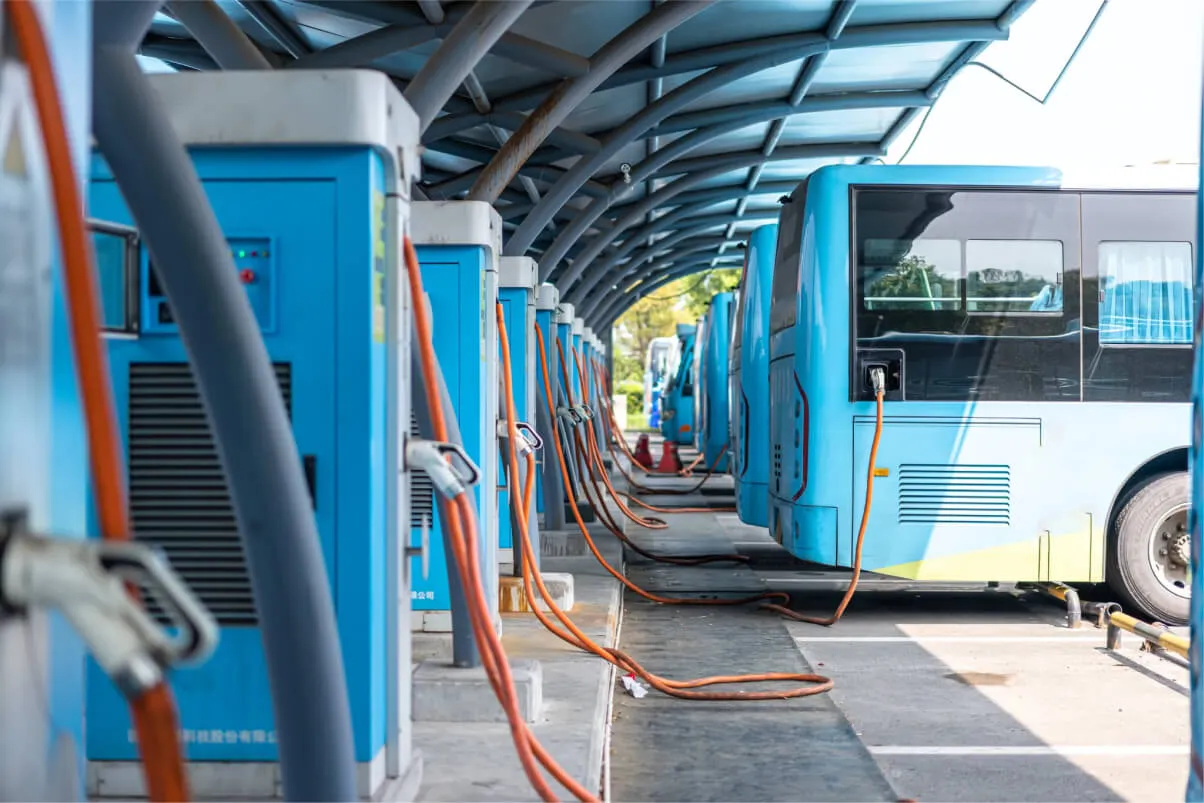 Elektrobusse werden im Depot mit DC-Ladegerät aufgeladen
