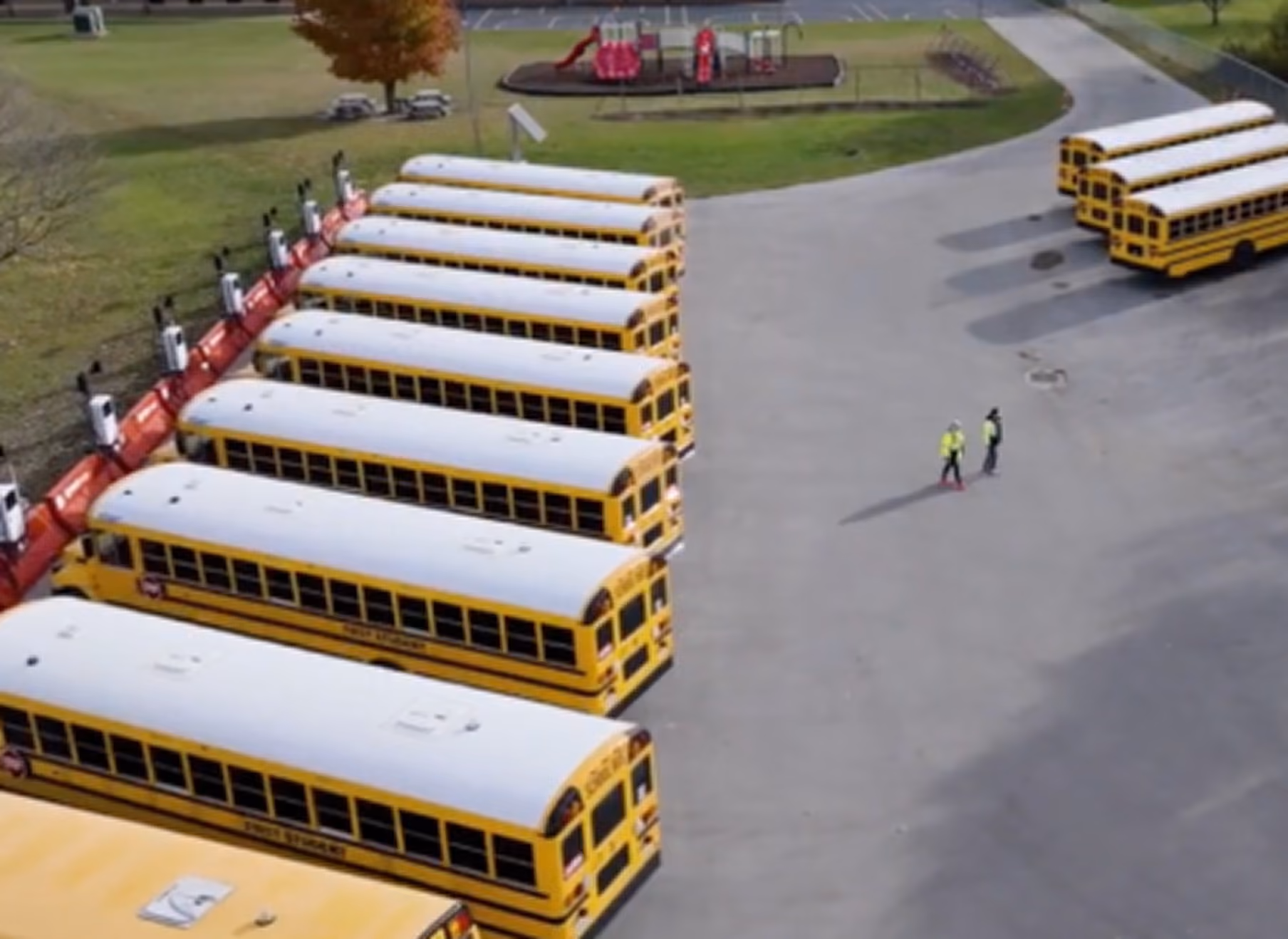 autobuses eléctricos first student con optimización de flotas de vehículos eléctricos de Ampcontrol