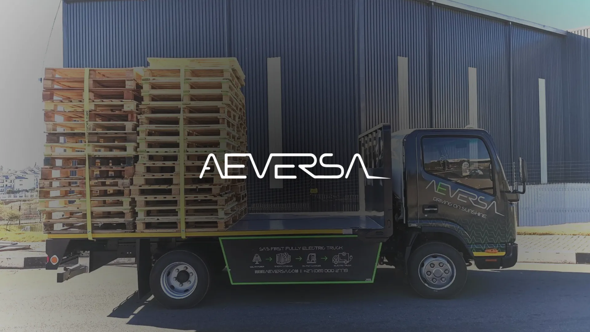 Elektro-Lkw von Aeversa lädt in Südafrika