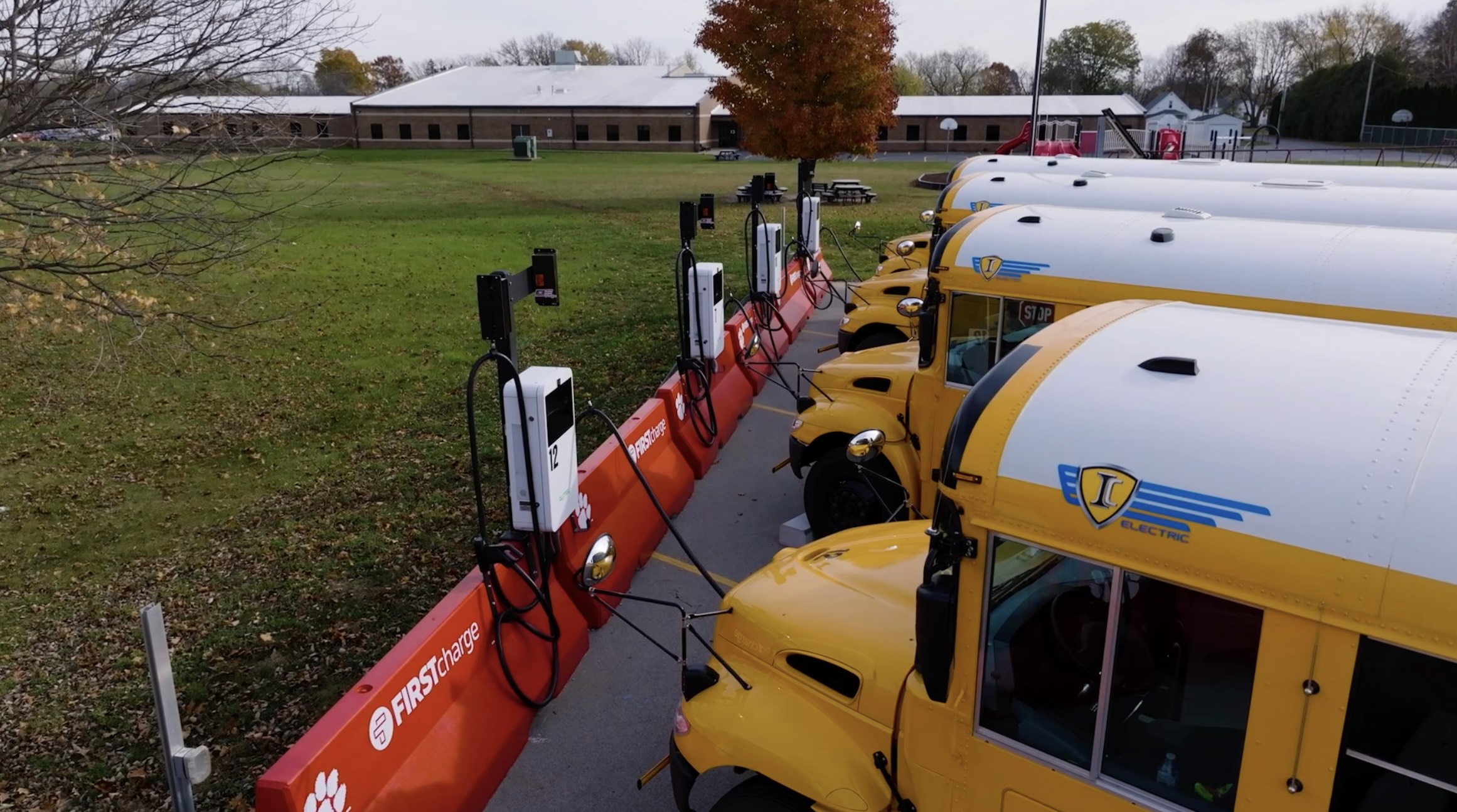 Bus scolaire électrique de First Student avec Ampcontrol