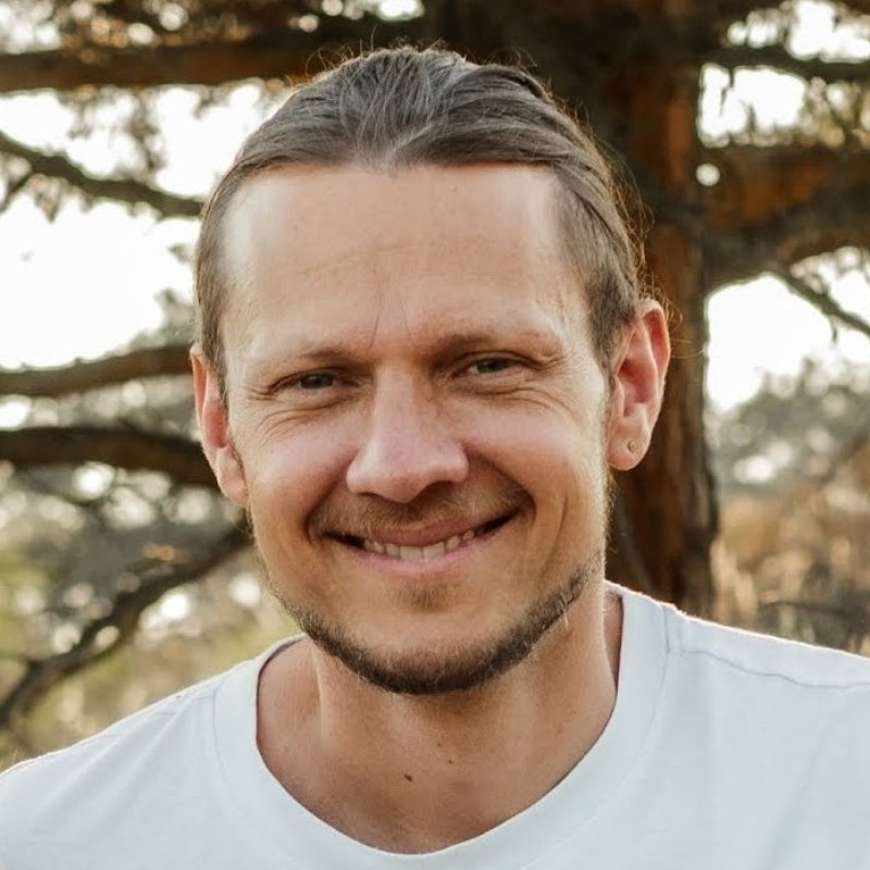 Jonas Schlund headshot