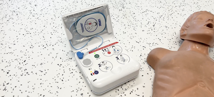 Que dit le défibrillateur Lifeaz lorsqu’il est allumé ?