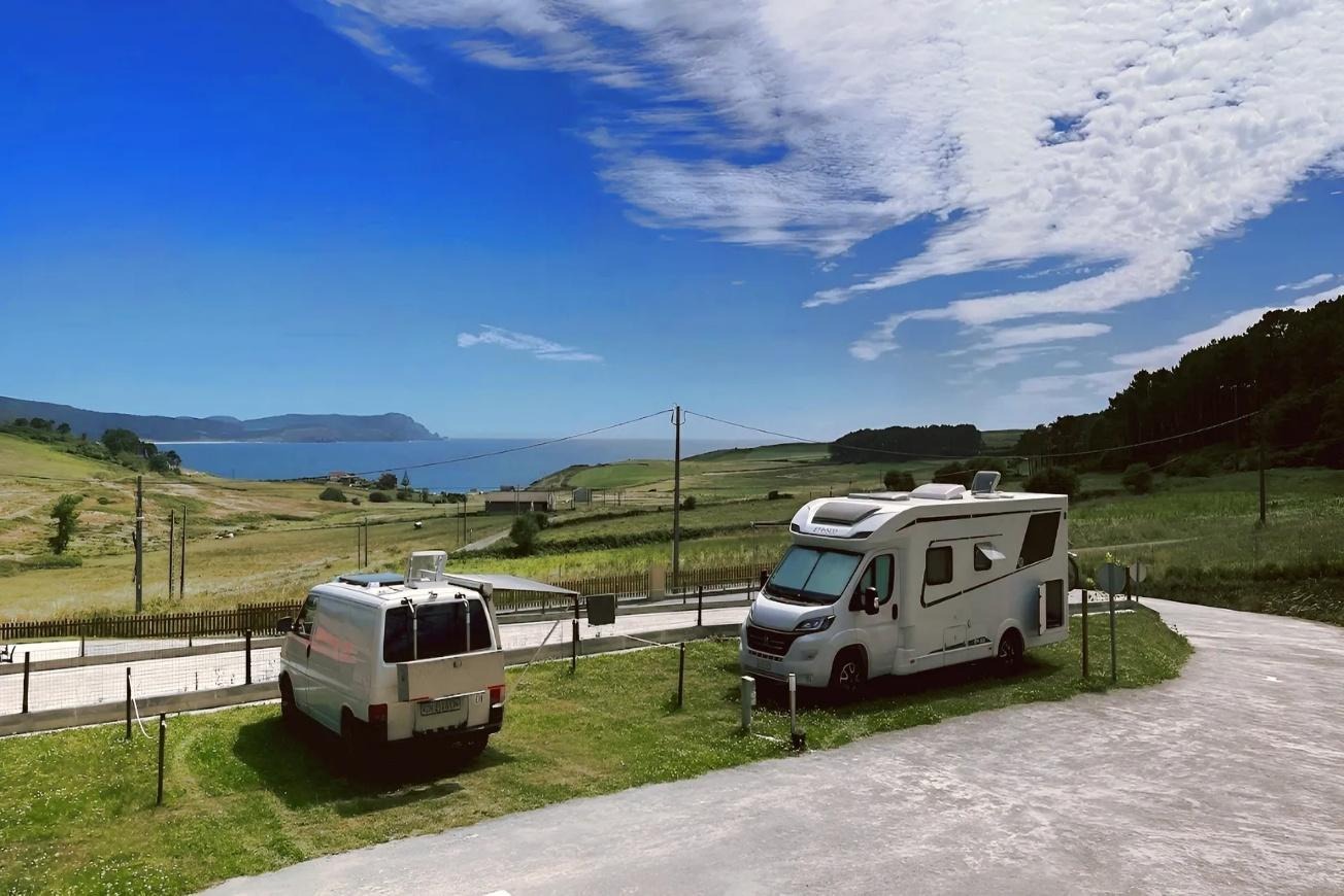 Imatge que conté a l’aire lliure, cel, gespa, vehiclePot ser que el contingut generat per IA no sigui correcte.