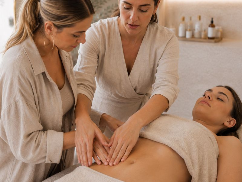 Hands-on-Training der GLŌ Effekt Lymphdrainage an einem Modell im GLŌ Studio K&ouml;ln