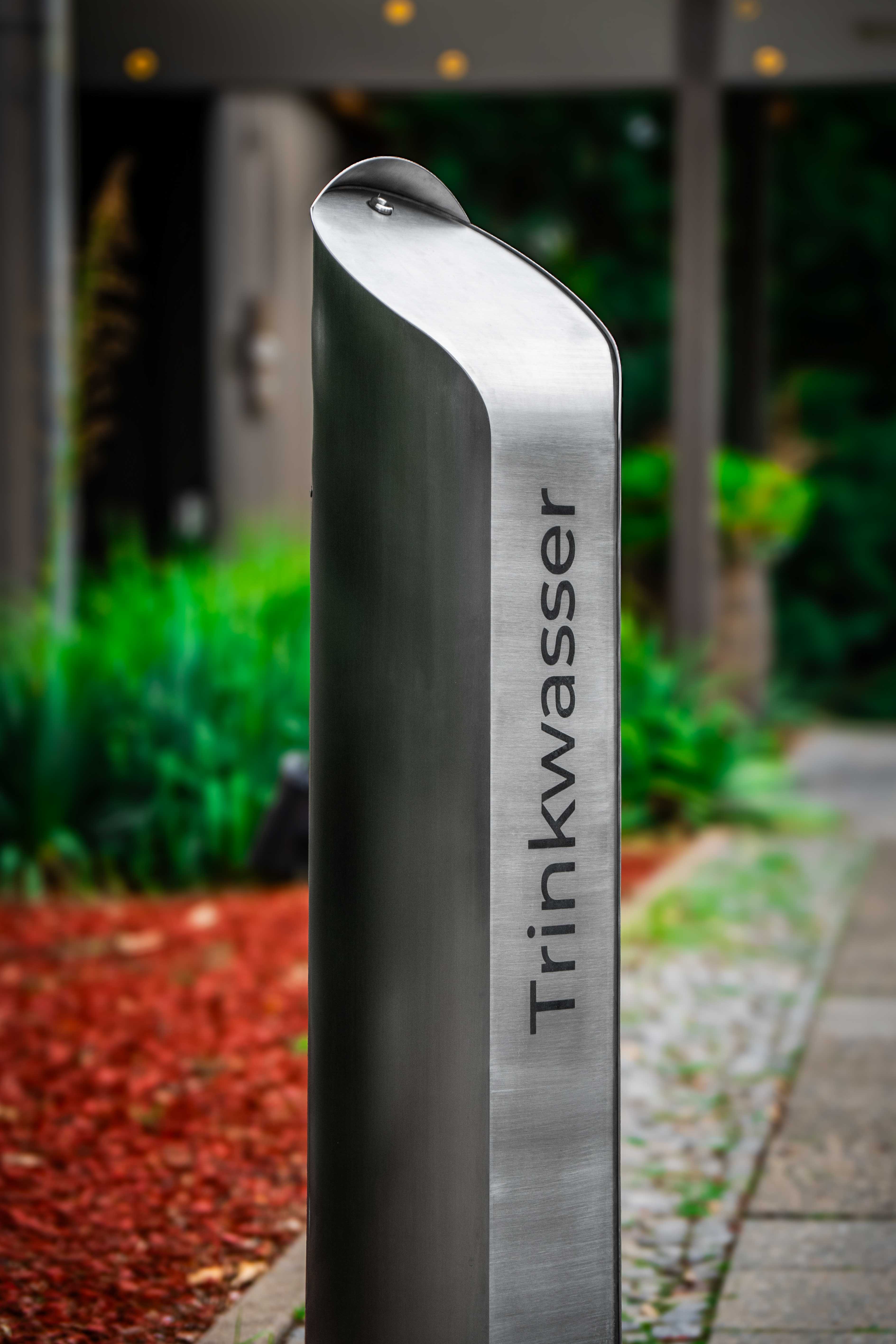 Freistehender Trinkbrunnen im öffentlichen Raum