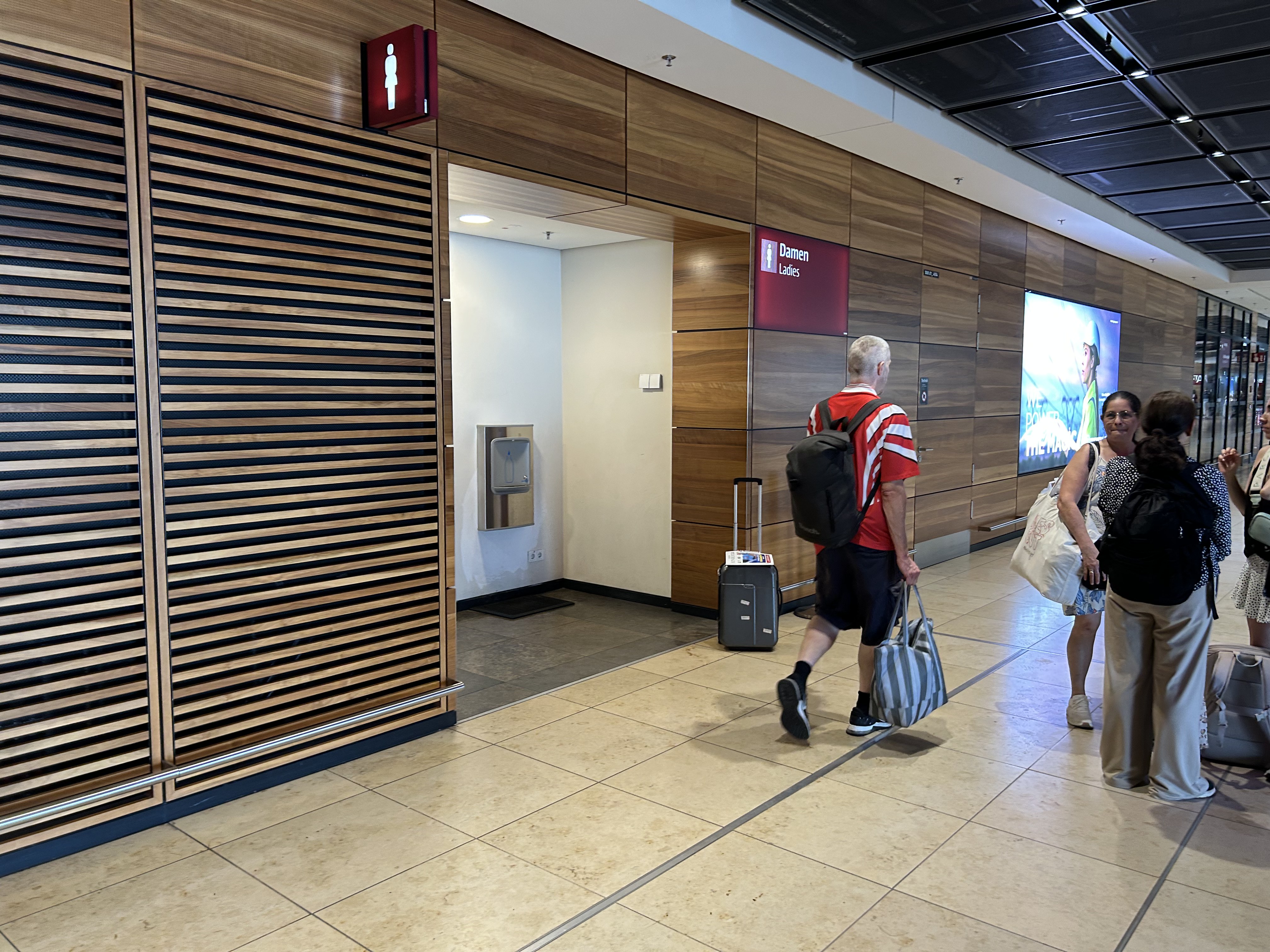 Leitungsgebundener Festwasserspender am ER Flughafen Berlin