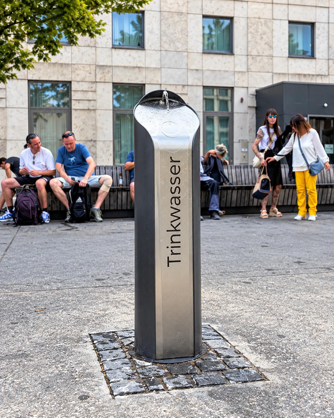 Moderner Trinkwasserbrunnen am Stadtplatz in Ulm