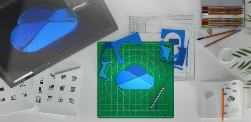 Widok biurka z perspektywy górenj. Na biurku widać arkusze papieru z ikonami Office.