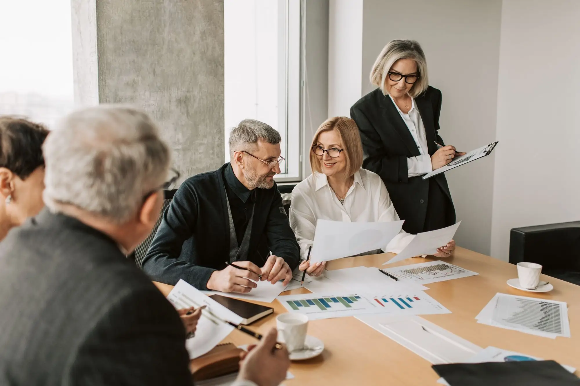 5 personnes discutent business
