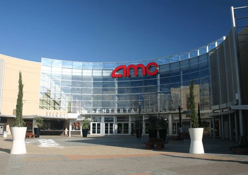 The front entrance of the AMC 18 in Torrance, CA