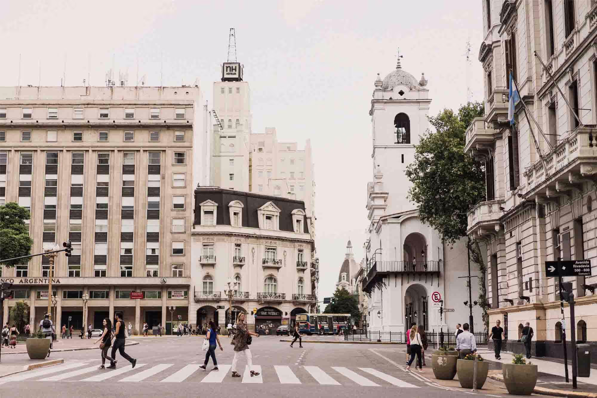 Foto del centro de la ciudad de Buenos Aires, Argentina donde se ve el cabildo