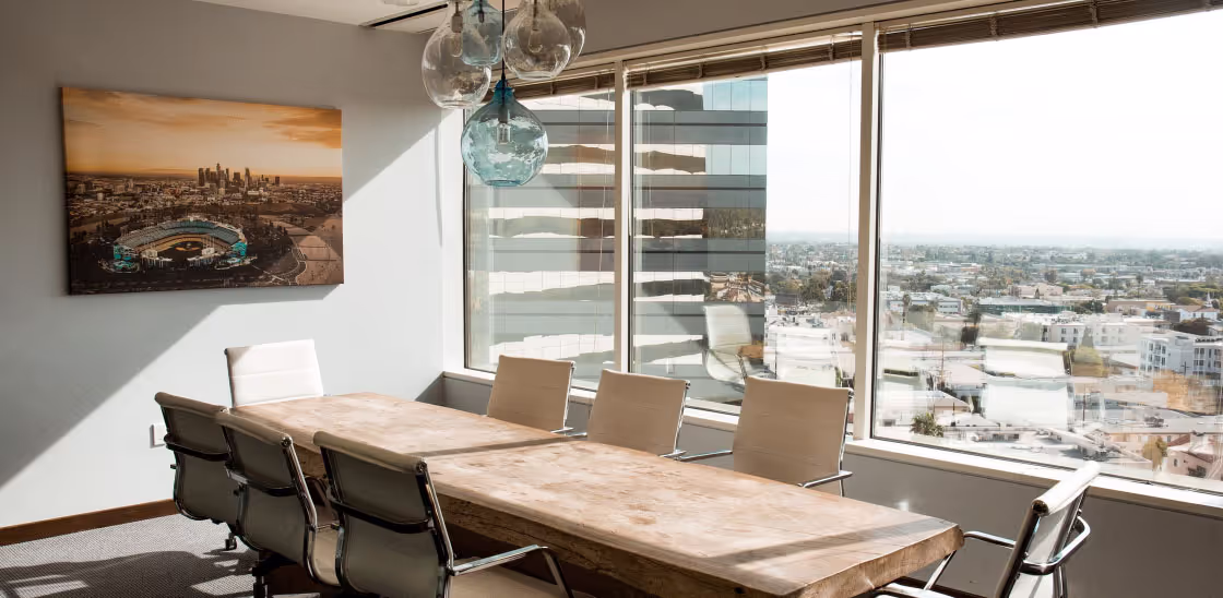 ambiente moderno con una mesa de ocho personas de fondo