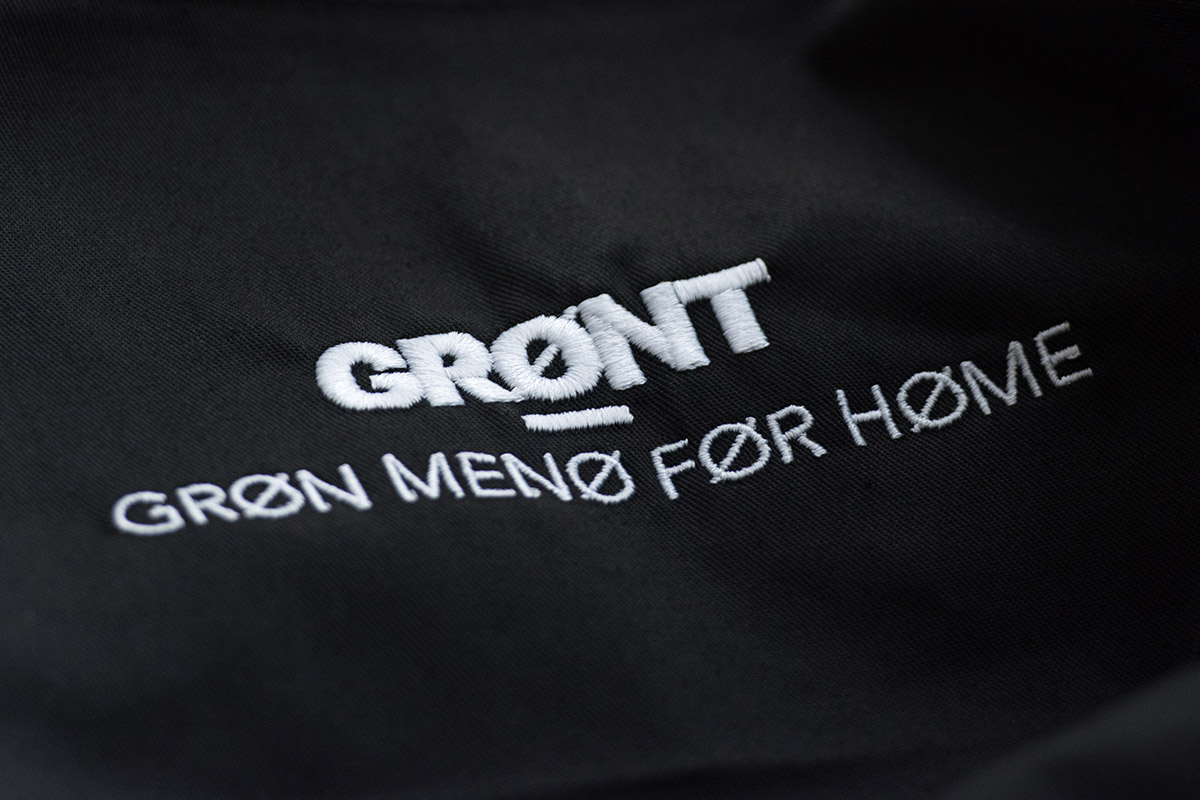 GRØNT Logo auf Schürze