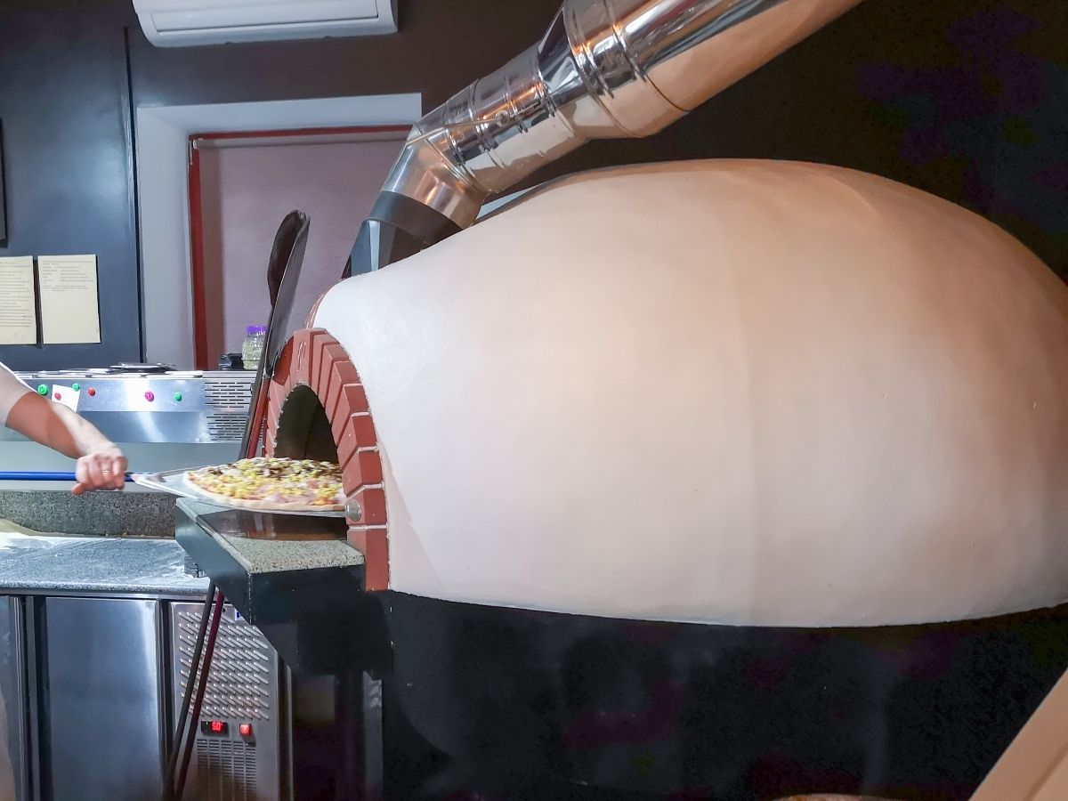 A standard oven for baked products and pastries