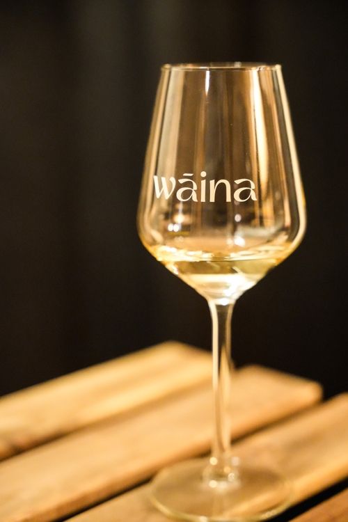 Un verre de vin Wāina