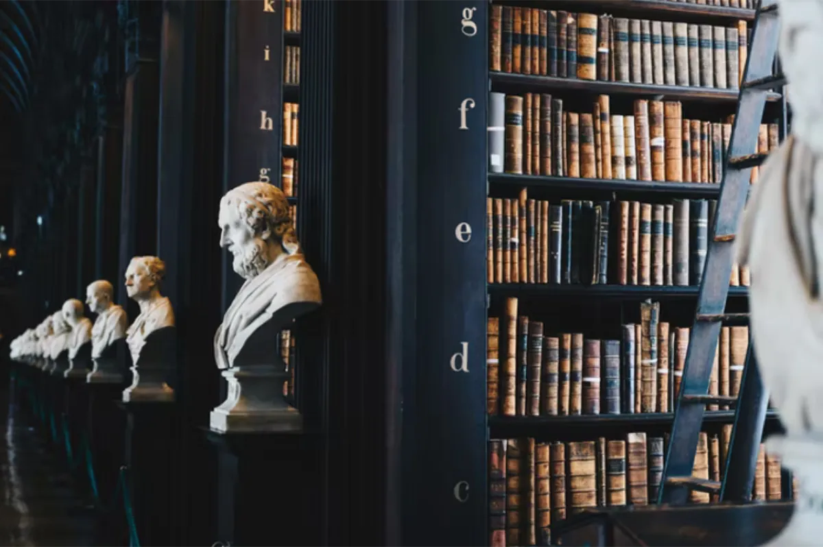 Bibliothek und Skulpturen