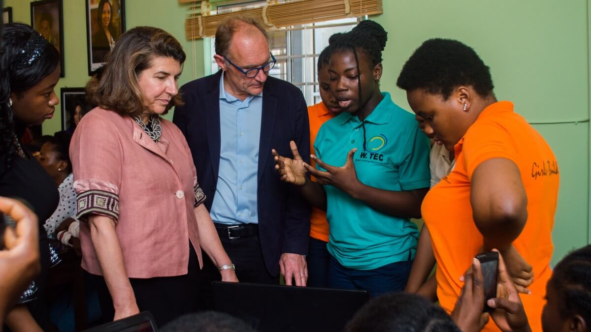 Web Foundation co-founders Tim Berners-Lee and Rosemary Leith with young women at a technology skills centre in Nigeria | Web Foundation CC-BY-4.0